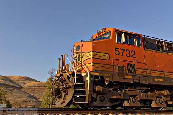 "The Great Pumpkin" [BNSF GE AC4400CW in Caliente, California]